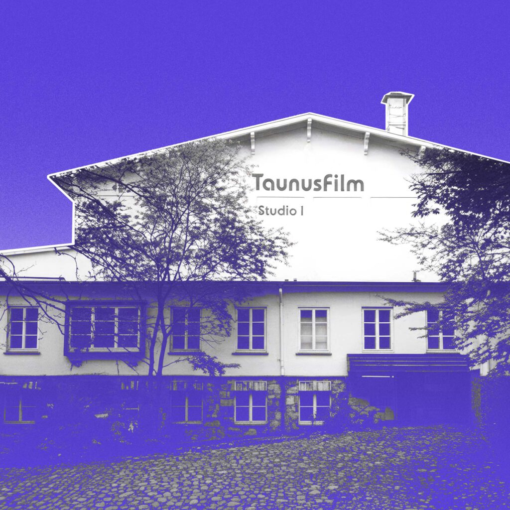Historisches SW-Foto des Taunusfilm-Studios, freigestellt auf Lila, weiß umrandet