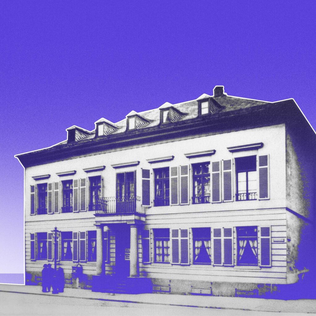 Historisches SW-Foto eines Wohnhauses mit Balkon, freigestellt auf Lila, weiß umrandet