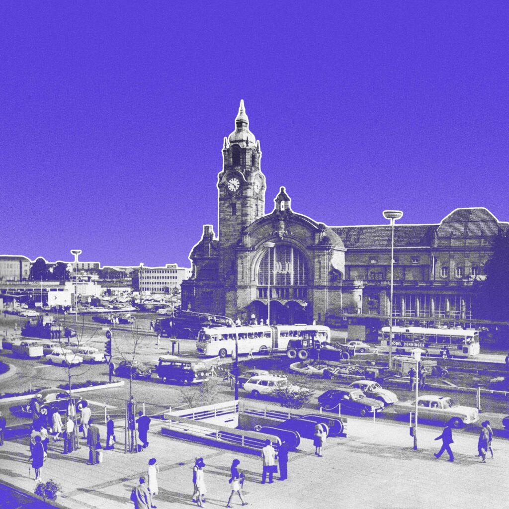 Historisches SW-Foto des Hauptbahnhofs Wiesbaden um 1960, freigestellt auf Lila, weiß umrandet
