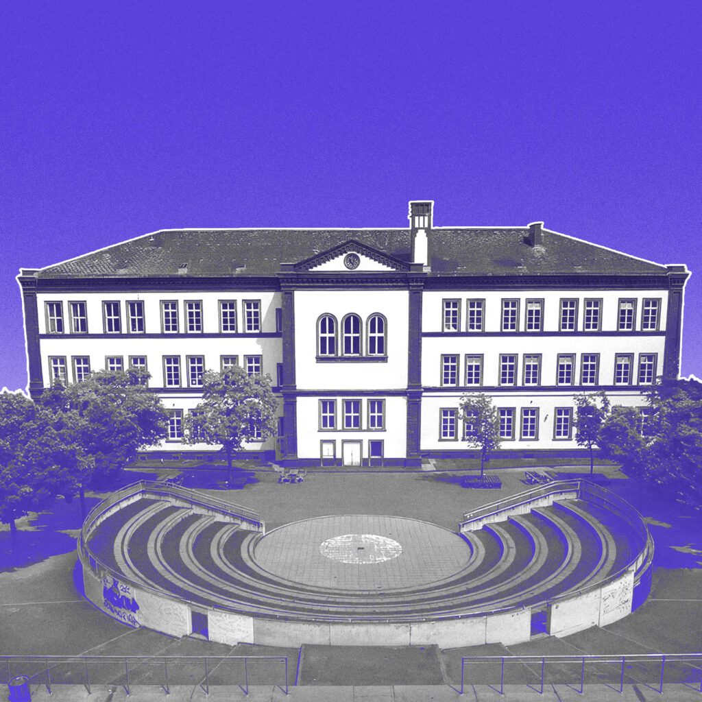 SW-Foto der Oranienschule mit Amphitheater, freigestellt auf Lila, weiß umrandet