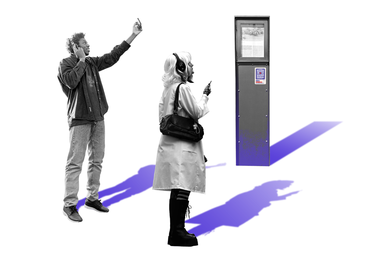 Zwei Personen mit Kopfhörern hören den Audiowalk, im Hintergrund eine Stele mit QR-Code, Duotone-Bildbearbeitung in Lila und Schwarzweiß